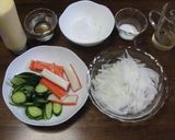 カニカマ・玉ねぎ・きゅうりの酢漬けサラダ作り方1写真