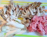 やみつき！たっぷりキノコと肉の塩タレ炒め作り方1写真