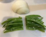 新玉葱とインゲンの味噌汁🧅作り方1写真
