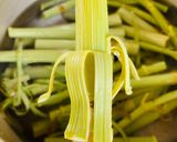 イタドリの下処理　茹でてから皮をむく作り方6写真