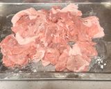 今日の晩御飯♡豚こまと新玉葱のピリ辛炒め作り方1写真