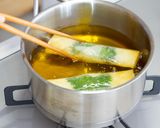 梅の酸味が最高♩ささみと香味野菜の春巻き作り方6写真