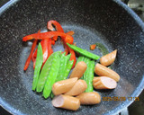 ウィンナーときぬさや豆のケチャ炒め😋♪作り方2写真