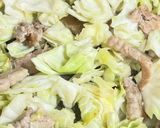 豚バラとキャベツのガリバタ醤油炒め 🐷✨作り方4写真