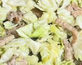 豚バラとキャベツのガリバタ醤油炒め 🐷✨作り方4写真