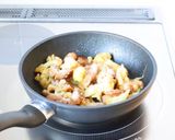 カリフラワーソーセージのガリバタ醤油炒め作り方5写真