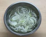 玉ねぎとかにかまのポン酢和え作り方1写真