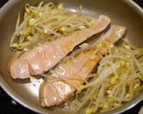 簡単！銀鮭もやしの味噌バタークリーム煮作り方4写真