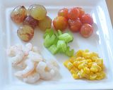 ミニトマトとピオーネ詰めてパプリカカップ作り方2写真