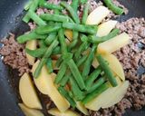 簡単今日の夕飯インゲンじゃがいも挽肉甘辛炒め主菜作り方8写真