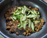 旨すぎ！きゅうりと豚挽肉カレー炒め作り方4写真