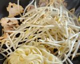 隠し味で居酒屋の焼きうどん♪簡単ランチ作り方1写真