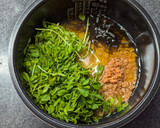 炊飯器で！豆苗と鮭フレークの炊き込みご飯作り方3写真