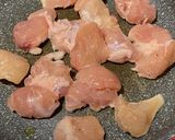 やみつき！鶏肉とトマトのガリバタ炒め作り方3写真