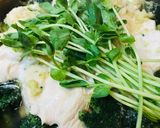 鍋の素●鶏肉とブロッコリー＆豆苗の緑鍋作り方3写真