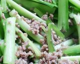 うるいと豚ひき肉の炒め物(山菜レシピ)作り方3写真