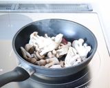 簡単に【しらすとしめじのペペロンソテー】作り方1写真