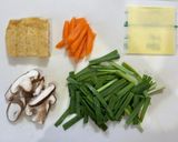 ニラ人参椎茸油揚げチーズの辛ラーメン作り方1写真