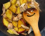 簡単　旬のさつまいもと鶏もも肉のバター甘酢炒め作り方7写真