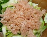 鶏ひき肉とチンゲン菜のピリ辛コンソメ蒸し作り方3写真