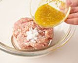 カレースゴだれで鶏つくね作り方1写真