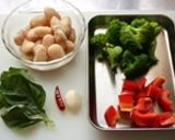 白花豆とブロッコリーのバジリコ炒め☆作り方1写真