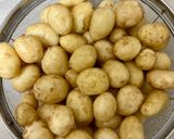 小玉じゃがいもと鶏ミンチの甘辛味噌煮♪作り方1写真