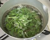 そら豆のさやと豚肉、玉葱のオイスター炒め作り方1写真
