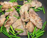 【簡単】豚肉とにんにくの芽炒め作り方4写真