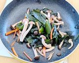 生わかめとしめじ にんじんの炒め煮♪作り方2写真