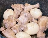 夕飯のおかず！鶏の手羽元煮🍗🥚作り方3写真