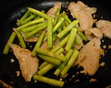 豚トロとアスパラのレモン醤油炒め作り方3写真