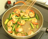 エビときゅうりの炒め物～レモン風味～作り方3写真