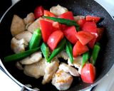 鶏むね肉とトマトとオクラのナンプラー炒め作り方8写真
