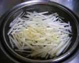 ごはんがすすむ春の旬！「うどのきんぴら」作り方1写真