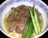 とろけたタマネギで濃厚・牛スジ煮込み丼作り方7写真