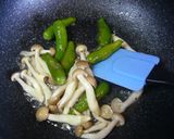 しめじとしし唐の玉ねぎドレッシング炒め♪作り方1写真