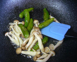 しめじとしし唐の玉ねぎドレッシング炒め♪作り方1写真