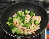 ブロッコリーとエビのカレー風味の炒め物作り方3写真
