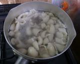 鶏皮とキノコの煮込み作り方1写真