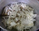鶏皮とキノコの煮込み作り方2写真