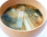 食感風味が良い【ウドとワカメのお味噌汁】作り方3写真