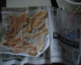 新聞紙が吸油！レンジでカリカリ鶏皮作り方1写真
