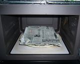 新聞紙が吸油！レンジでカリカリ鶏皮作り方4写真