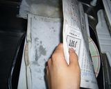 新聞紙が吸油！レンジでカリカリ鶏皮作り方6写真