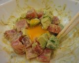 まぐろとアボカドの卵黄マヨ醤油和え♪作り方2写真