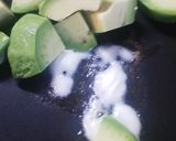 簡単！アボカドのカレーマヨ炒め作り方1写真