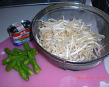 もやし＋コンビーフ＋ししとう炒め作り方1写真