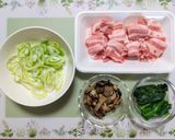 簡単ランチ！キノコ豚バラ法蓮草の肉うどん作り方1写真