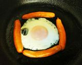 半熟目玉焼きウインナー添え作り方1写真